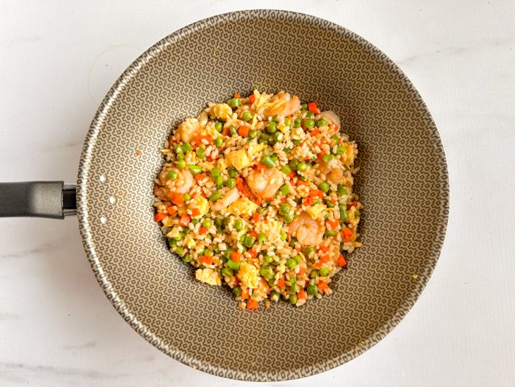 Yakimeshi de camarão na panela.