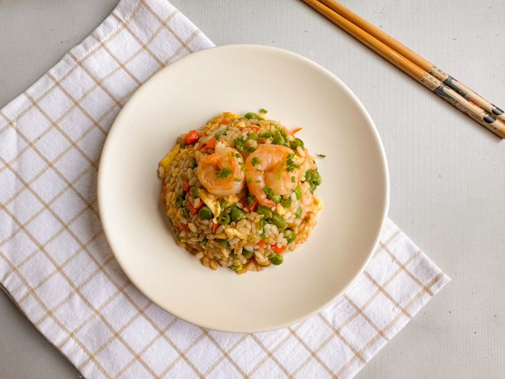 Yakimeshi de camarão servido no prato.