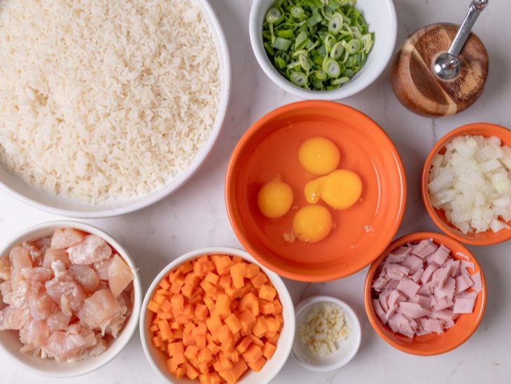 Ingredientes reunidos em uma bancada.