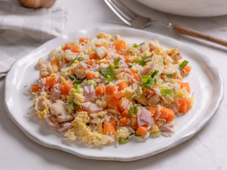 Yakimeshi de frango pronto para consumo.