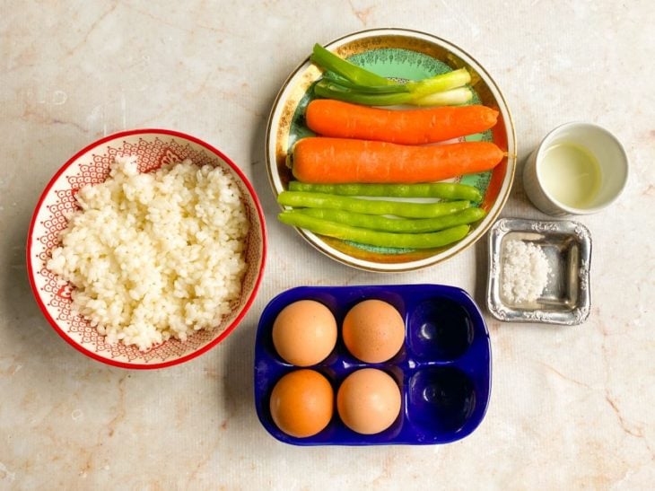 Ingredientes para a receita reunidos em uma bancada.