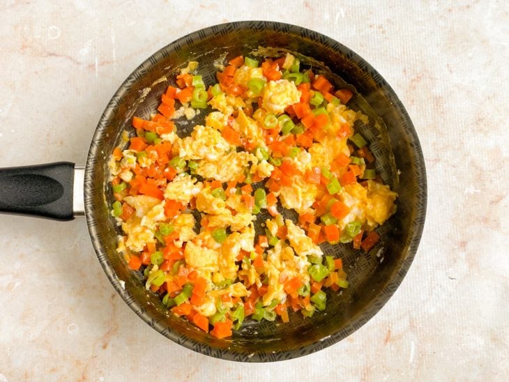 Legumes cozidos na frigideira com ovos.