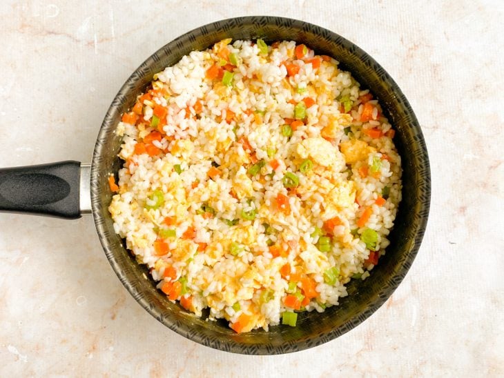 Arroz adicionado na frigideira.