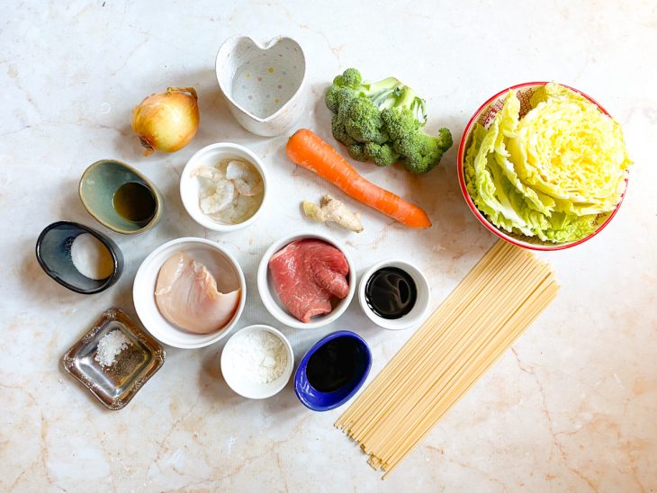 Ingredientes para a receita de yakisoba completo.