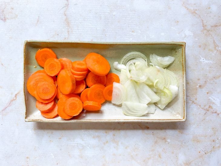 Cebola e cenoura picados.