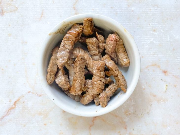 Carne frita reservada em uma tigela.