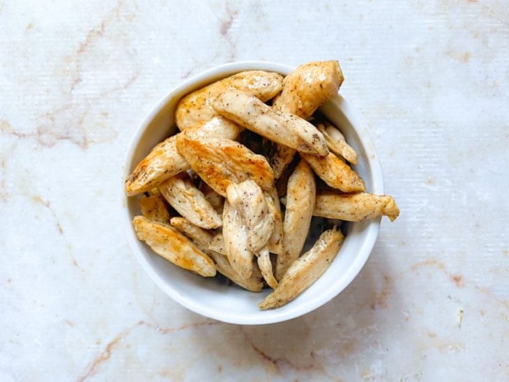 Frango frito reservado em uma tigela.