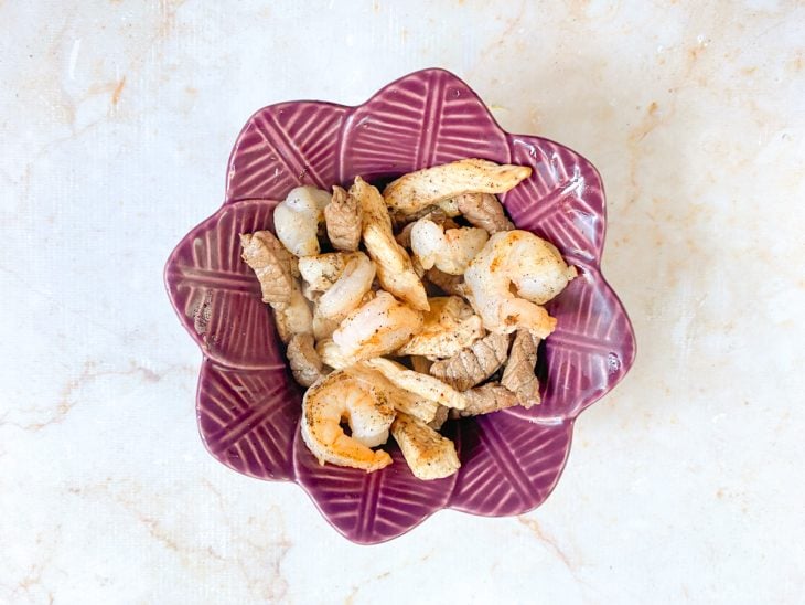 Camarão frito reservado em uma tigela.