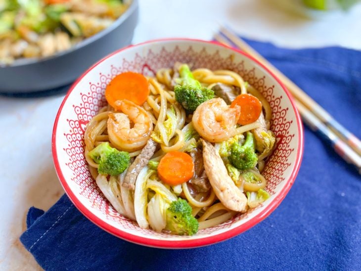 Yakisoba completo pronto para servir.