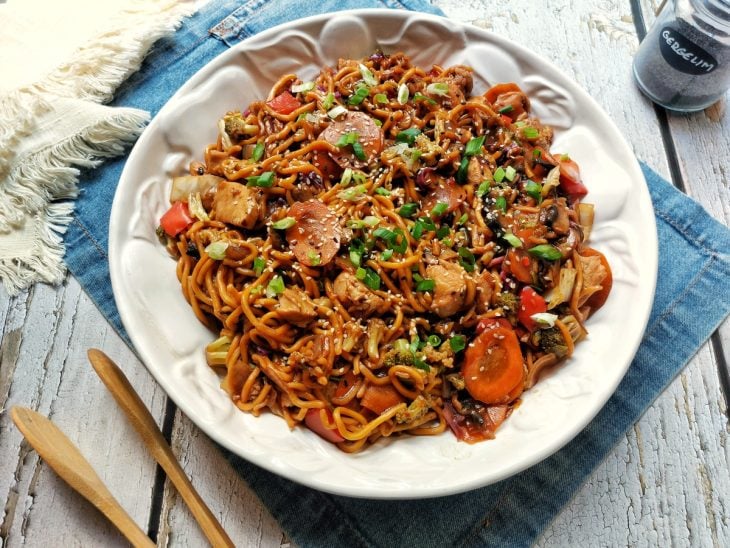 Yakisoba de frango finalizado.