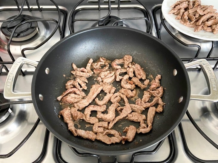 Uma frigideira com a carne selada.