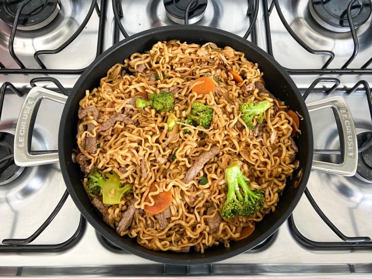 Uma frigidiera contendo yakisoba tradicional de carne.