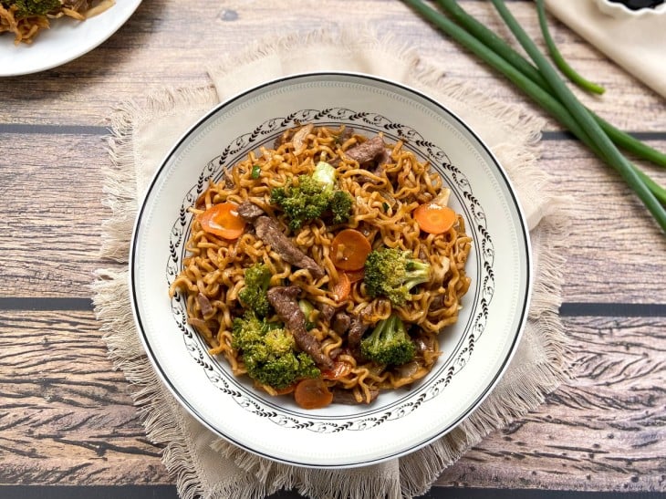 Um prato contendo yakisoba tradicional de carne.