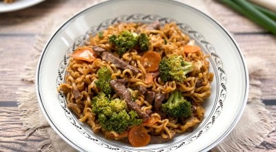 Yakisoba tradicional de carne