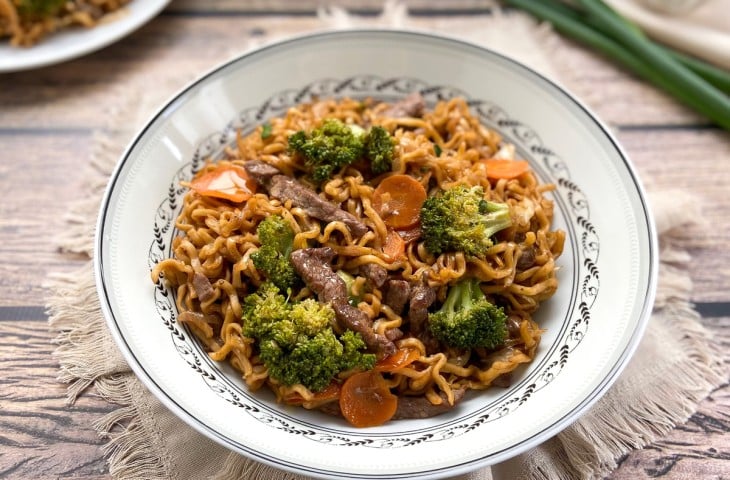 Yakisoba tradicional de carne