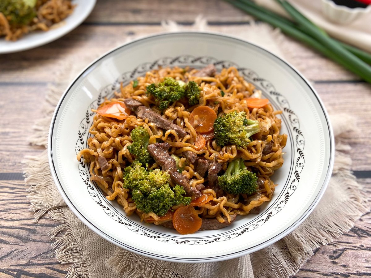 Yakisoba tradicional de carne