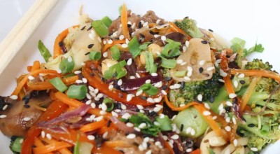 Yakisoba vegano com proteína de soja