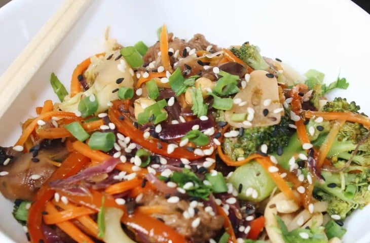 Yakisoba vegano com proteína de soja