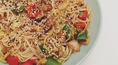 Yakisoba vegano com gergelim