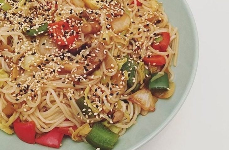 Yakisoba vegano com gergelim