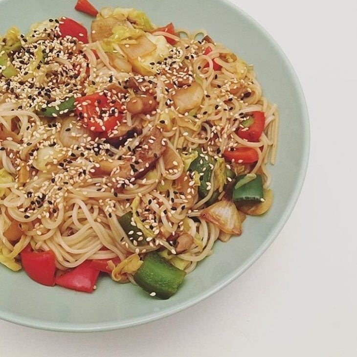 Yakisoba vegano com gergelim